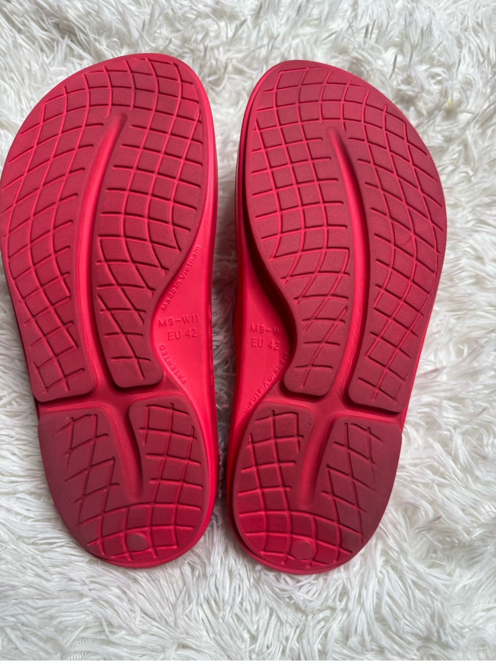 OOFOS Women's Bright Red Slip-On Recovery Sandals - Picture 3 of 3